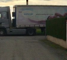 Le camion de Waterair est arrivé !!
Livraison de notre petite piscine :-)