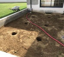 Terrasse - trous pour les plots de fondation
