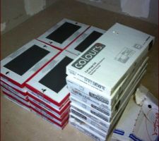 Carrelage de la salle de bain j'ai choisi un gris fonc&eacute; mat au sol et brillant pour les murs avec une frise.
Magasin castorama il manque encore les listels
la douche sera carrel&eacute;e ainsi que le mur cot&eacute; vasque