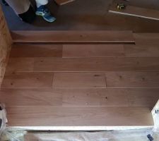 Pose du parquet massif en chêne dans la suite parentale en pose collée/flottante avec de l'Elastillon