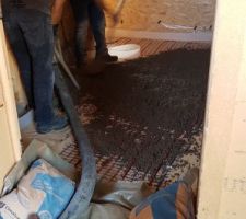 Coulage de la chape béton ciré