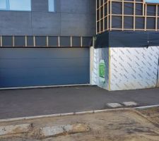 Préparation de l'allée devant le garage avant la pose du bitume