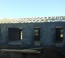 Charpente et d&eacute;grossi d'enduit termin&eacute;s.