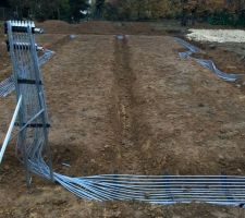 Installation du puit de rafraichissement avant le coulage des fondations.