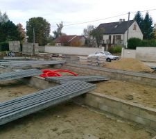 Les ouvriers ont commenc&eacute; la pose des poutrelles hourdis.Si on a bien compris le truc, devrait ensuite suivre la mise en place des AeroVS (un syst&egrave;me permettant une bonne ventilation du vide sanitaire).