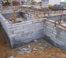 &Eacute;l&eacute;vation murs VS J9
Arase de 5 cm au dessus des murs en cours + Mise en place des attentes de continuit&eacute;