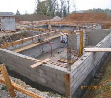 &Eacute;l&eacute;vation murs VS J9
Arase de 5 cm au dessus des murs en cours + Mise en place des attentes de continuit&eacute;
