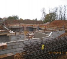 &Eacute;l&eacute;vation murs VS J9
Arase de 5 cm au dessus des murs en cours + Mise en place des attentes de continuit&eacute;