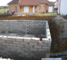 &Eacute;l&eacute;vation murs VS J9
Arase de 5 cm au dessus des murs en cours + Mise en place des attentes de continuit&eacute;