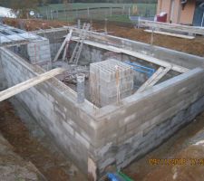 Mise en place dalle RDC J2
+ Arase de 5 cm au dessus des murs en finition + Mise en place des derni&egrave;res attentes de continuit&eacute;