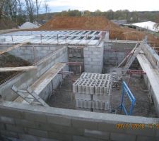 Mise en place dalle RDC J2
+ Arase de 5 cm au dessus des murs en finition + Mise en place des derni&egrave;res attentes de continuit&eacute;