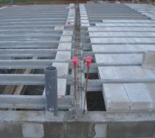 Mise en place dalle RDC J2
+ Arase de 5 cm au dessus des murs en finition + Mise en place des derni&egrave;res attentes de continuit&eacute;