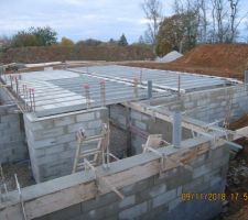 Mise en place dalle RDC J2
+ Arase de 5 cm au dessus des murs en finition + Mise en place des derni&egrave;res attentes de continuit&eacute;