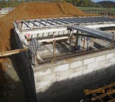 Mise en place dalle RDC J2
+ Arase de 5 cm au dessus des murs en finition + Mise en place des derni&egrave;res attentes de continuit&eacute;