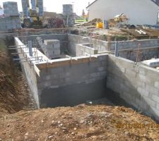 Mise en place dalle RDC J2
+ Arase de 5 cm au dessus des murs en finition + Mise en place des derni&egrave;res attentes de continuit&eacute;