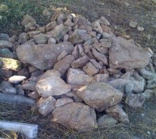 Quelques pierres de la grange... elles étaient enterrées et il en reste beaucoup d'autres