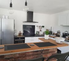 Coin cuisine avant que les briques ne soient toutes posées