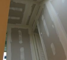 Autre vue de l'&eacute;tage depuis le rdc, avec cette fois-ci la porte de la 3eme chambre