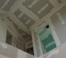 Vue sur l'&eacute;tage. &agrave; gauche les 2 portes de chambre, au milieu les toilettes puis la salle de bain. La derni&egrave;re chambre sur la droite n'est pas visible