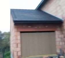 Futur garage. Fermeture condamnée temporairement par panneaux de bois et bastaings, fixés de l'intérieur 
La couverture est terminée à 99%, il manque une série de 1/4 de tuiles (rupture de stock) pour terminer la couverture