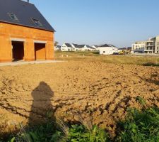 Remblaiement terrain a l'arriere. Ca fait du bien la montagne de terre a disparu et on se rend bien compte de la surface de jardin nous restant