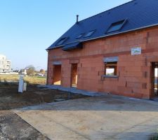 Facade avant l'allee en gravillons.