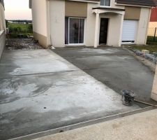 Préparation du sol pour dalle en béton terminer en attendant la pose du carrelage extérieur, mise en place des évacuations sur deux caniveaux