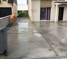 Préparation du sol pour dalle en béton terminer en attendant la pose du carrelage extérieur, mise en place des évacuations sur deux caniveaux