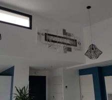 Nous cherchions Ã  habiller cet espace, c est chose faite avec un grand tableau ...