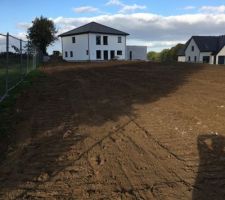 Nivellement du terrain et vu de notre maison du fond de notre terrain