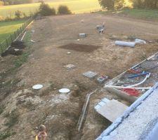 Vu sur le terrain du toit du garage, avec en fond le ramassage des cailloux, très fastidieux