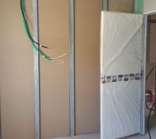 Pose du raillage au sol et cloison