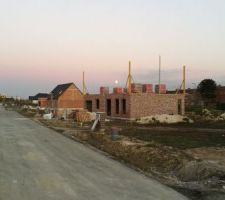 Les maisons des voisins commencent &agrave; prendre forme !