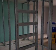 Pose du raillage au sol et cloison