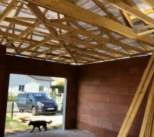 Charpente terminée, vu intérieur de l?écran sous toiture.