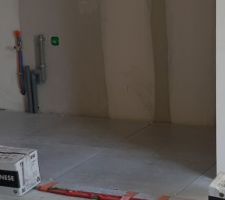 D&eacute;but du carrelage 80x80 dans la pi&egrave;ce de vie