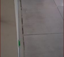 D&eacute;but du carrelage 80x80 dans la pi&egrave;ce de vie