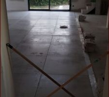 Carrelage 80x80 dans la pi&egrave;ce de vie