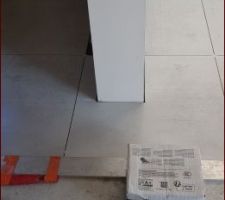 D&eacute;but du carrelage 80x80 dans la pi&egrave;ce de vie