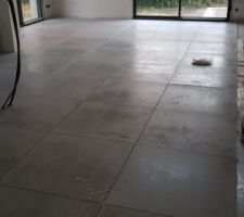 Carrelage 80x80 dans la pi&egrave;ce de vie