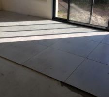 D&eacute;but du carrelage 80x80 dans la pi&egrave;ce de vie