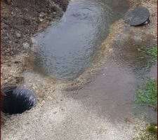 1 er coup de pelle du terrassier, l'alimentation d'eau générale mal signalée et tuyau cassé = 2ème piscine