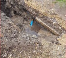 1 er coup de pelle du terrassier, l'alimentation d'eau générale mal signalée et tuyau cassé = 2ème piscine
