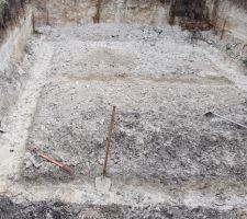 Re-creusement des tranchées qui vont accueillir les semelles de fondations