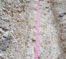 Le cordeau qui délimite la position du mur