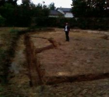 Oh surprise , seulement 2 jours après la signature du terrain chez le notaire et une journée de terrassement les fondations sont prêtes a être coulées