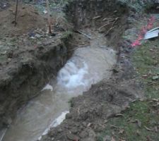 Pas de grillage avertisseur : tuyau d'eau du voisin arraché, après moins d'une heure de travail. Fini de réparer à la nuit...
