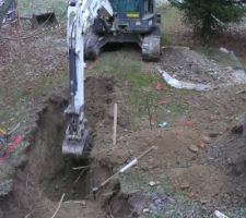 Premiers coups de minipelle, on a eu vite fait de trouver la colonne l'AEP fonte.