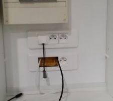 Finalisation des branchements vers la TV du petit salon.