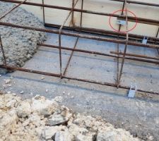 N'ayant pas pu vérifier le coffrage avant le coulage, nous nous sommes rendus compte au dernier moment que certaines cales sont mal placées. Pas sûr que les 3cm y soit sur le côté du coffrage... :(